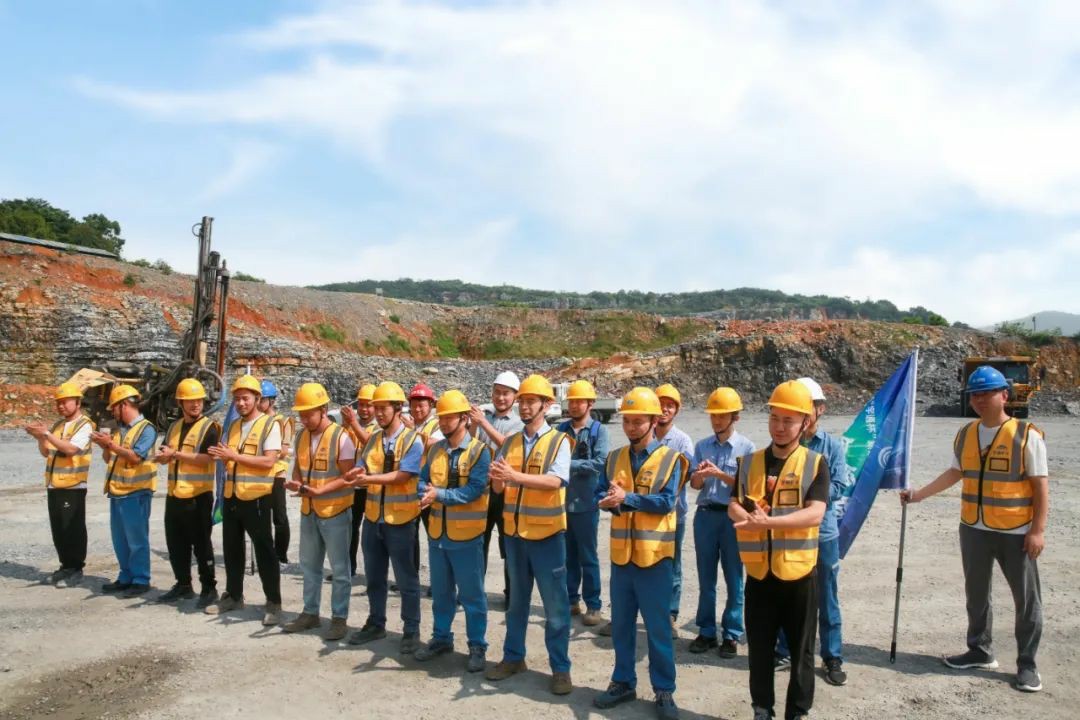 2025年“宇通杯”新能源礦卡安全節能競賽 首站亞東水泥站燃啟! 2025年“宇通杯”新能源礦卡安全節能競賽 首站亞東水泥站燃啟!